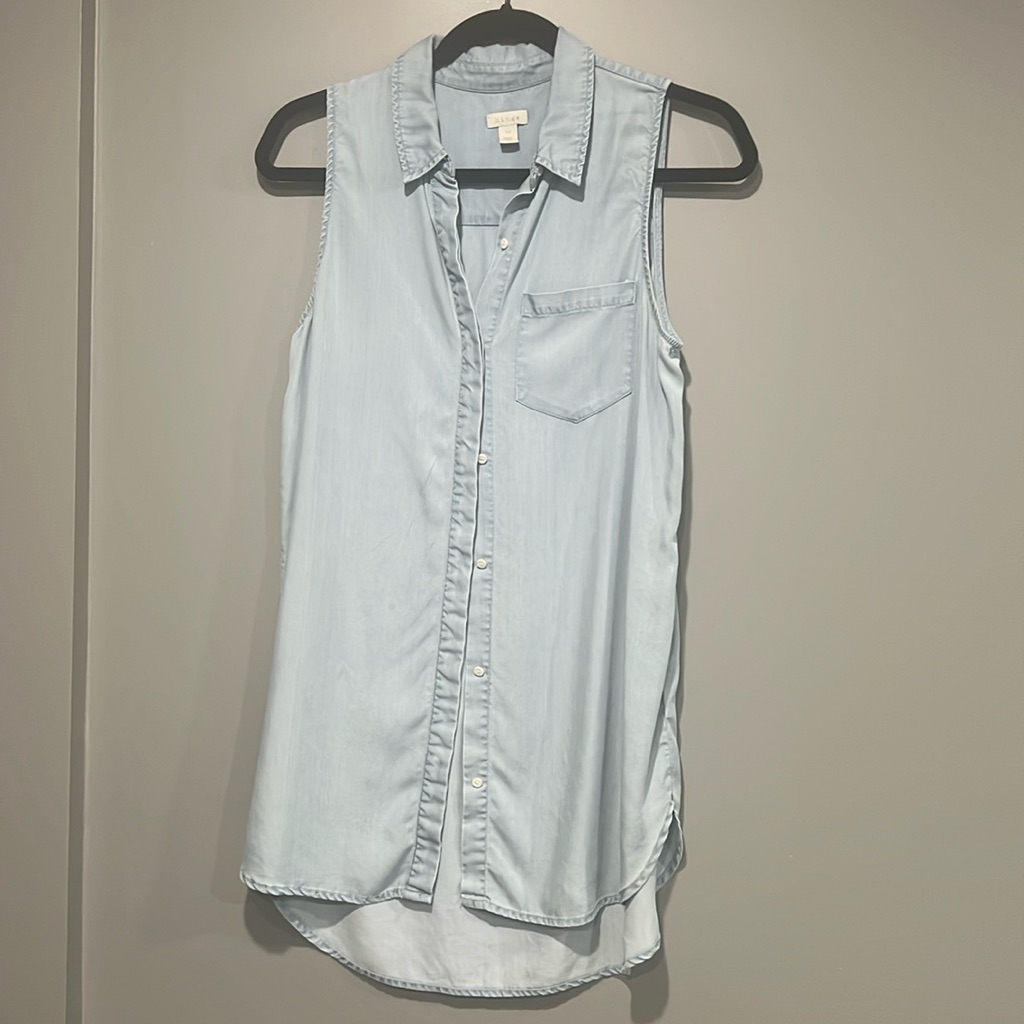 Hinge-Sleeveless Button Down